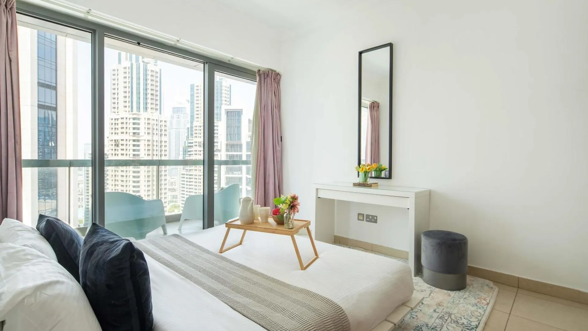Frank Porter - 8 Boulevard Walk Dubai 0*,